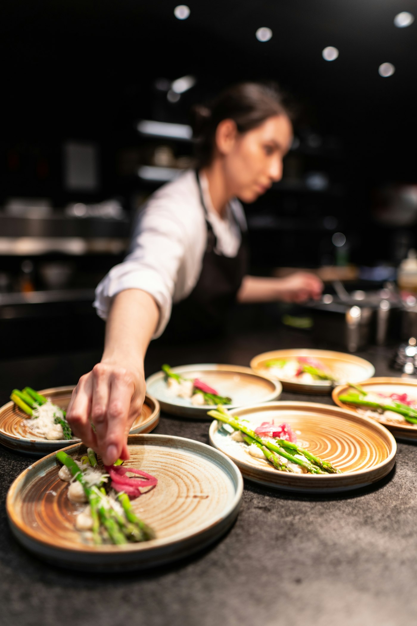Plat dressé par une cheffe lors d'un service
